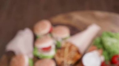 Bir burger fast food daha büyük bir kompozisyon bir parçası olarak odaklanarak