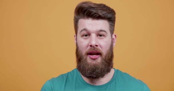 Retrato de un joven guapo barbudo hipster mostrando signos de aprobación — Vídeos de Stock