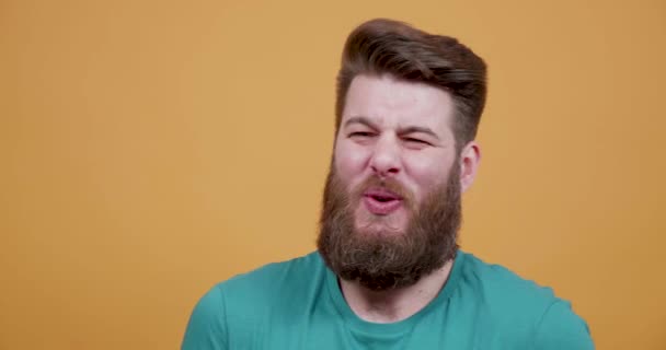 Jonge hipster mens die gelukkig en overwinnaar na een winst — Stockvideo