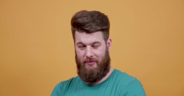 Красивий бородатий чоловік принижує когось, щоб підійти ближче — стокове відео