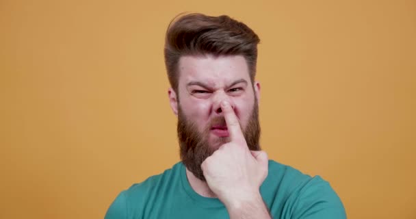 Funny hipster with beard making silly anHipd funny faces — Stock Video