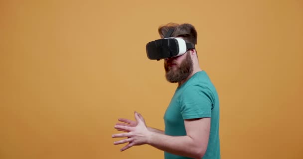 Hombre jugando un juego de estrategia en sus auriculares de realidad virtual — Vídeos de Stock