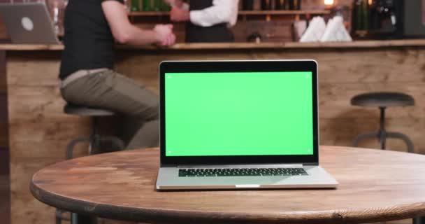 Computer portatile moderno con schermo verde su — Video Stock