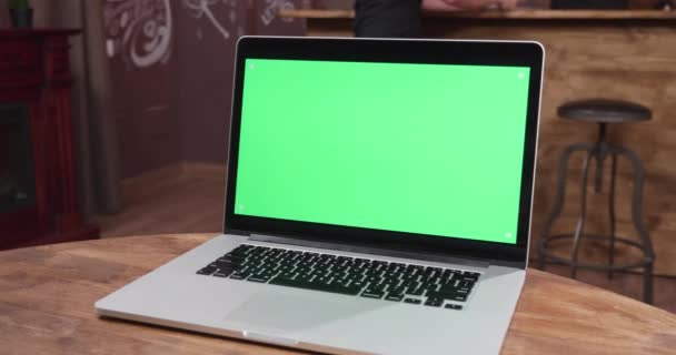 Moderne laptop zit op een houten tafel in vintage rustieke kroeg — Stockvideo