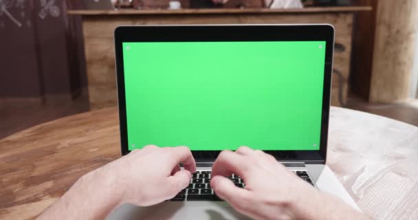 Mani maschili digitando su un computer con uno schermo verde su — Video Stock