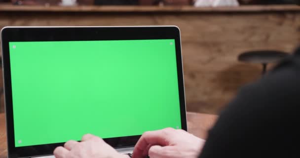 Τύποι ανθρώπου γρήγορα σε έναν υπολογιστή με πράσινη οθόνη στην οθόνη — Αρχείο Βίντεο