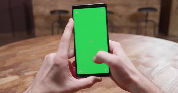 Deslizando en diferentes direcciones en un teléfono con pantalla verde — Vídeos de Stock