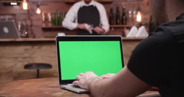 El: Adam türlerinde hızlı yeşil ekran ile modern bir dizüstü bilgisayar