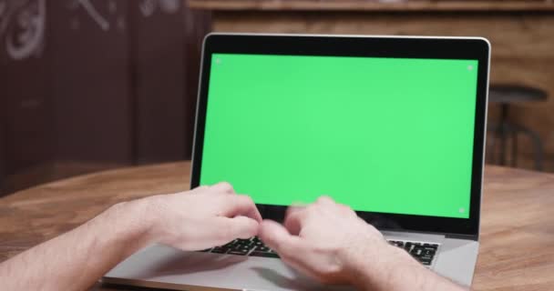 POV imágenes de paralaje de manos masculinas escribiendo rápido en una computadora con pantalla verde — Vídeos de Stock