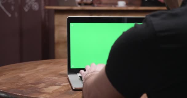 Αποκαλυπτικό στιγμιότυπο του ένας άνθρωπος που εργάζεται σε μια πράσινη οθόνη υπολογιστή — Αρχείο Βίντεο