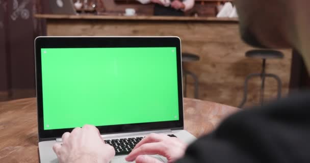 Captura de mano del hombre que trabaja en una computadora con pantalla verde — Vídeos de Stock