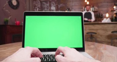 Erkek el üstünde a laptop ile yeşil ekran yazarak el Pov shot