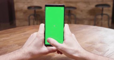 Erkek el bir telefon yeşil ekran ile tutarak atış statik görüntüler