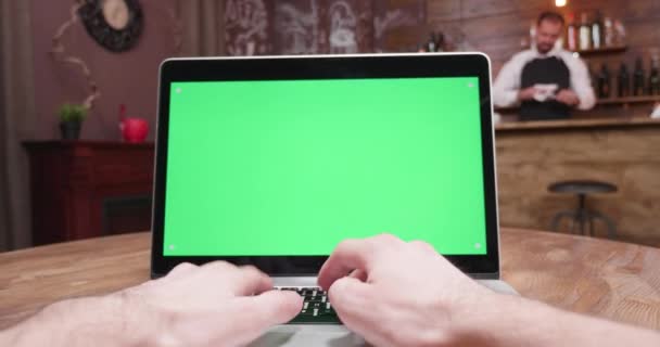 Vista dinámica portátil de la pantalla del ordenador con pantalla verde — Vídeos de Stock