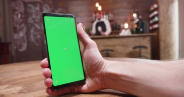 Erkek el bir telefon tutarak el görüntüleri