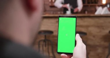 El bir telefon ile yeşil perde Holding