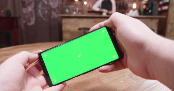 Handheld wackelige Aufnahmen von Mann bei Videospielen — Stockvideo