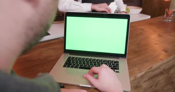 緑色の画面とコンピューター上の作業のハンドヘルド ショット — ストック動画