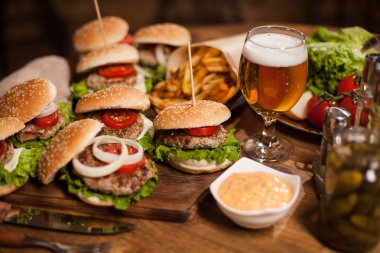 Bir bardak bira vintage ahşap tablo ile taze hamburger yakın çekim