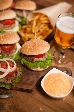 Baharatlı susam soslu lezzetli sığır eti hamburger ve bira ile