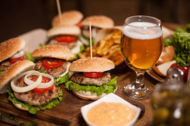 Buz soğuk bira bir restoran tabloda lezzetli hamburger ile