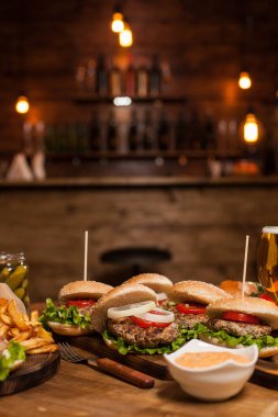 Vintage restoran lezzetli hamburger tam tablo