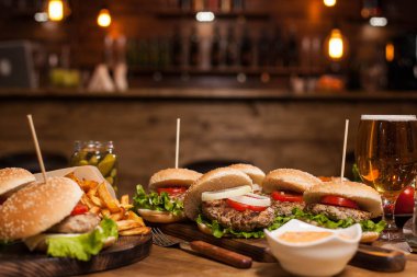 Burger vintage bir restoranda çeşitli yanında soğuk bira buz