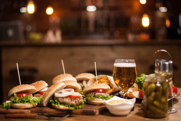木製のテーブルにグリーン サラダとおいしいハンバーガー — ストック写真