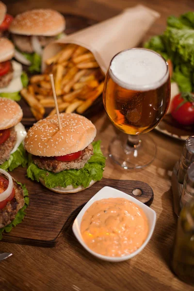 Bliska burger wołowy i piwo na stolik w restauracji — Zdjęcie stockowe