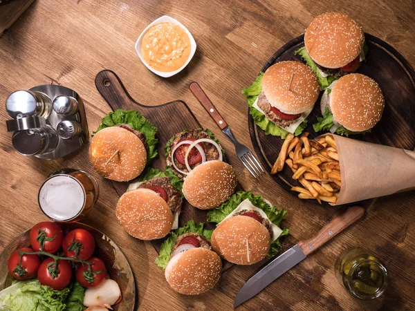 Frische Pommes neben leckeren Burgern im Vintage-Restaurant. — Stockfoto