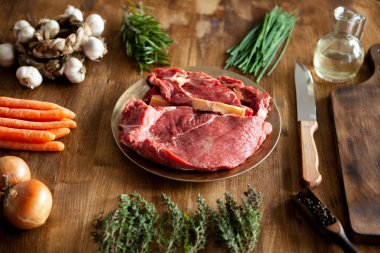 Kırmızı et taze sebze rustik ahşap masa etrafında merkezli iki boyutta