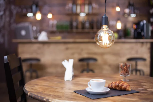 Cafetería parisina estilo con sabroso café servido en mesa de madera —  Fotos de Stock