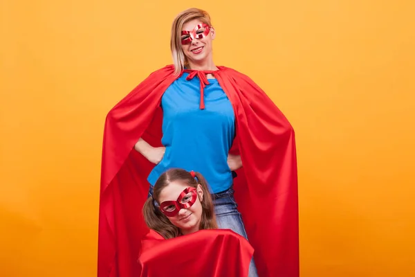 Madre e hija jugando juntas vestidas como superhéroes —  Fotos de Stock