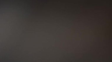 Koyu arka plan üzerinde çarpıcı hızlı ışıklar