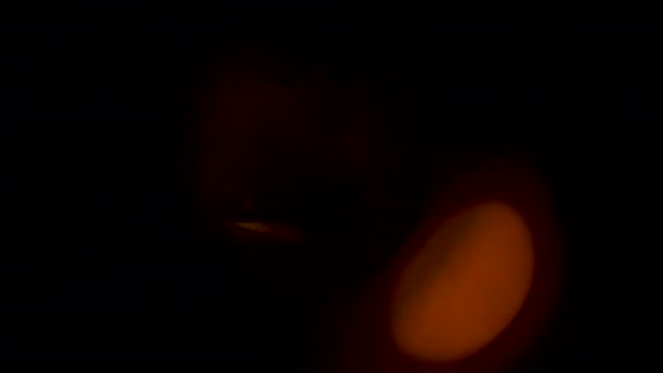 Ohýnek kruh ohňostroje na tmavém pozadí — Stock video