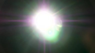 Parlak beyaz ve kırmızı ışık ağır çekim sızdırıyor