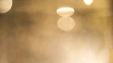 Suda yansıtan ışık ve sıvı gibi görünüyor