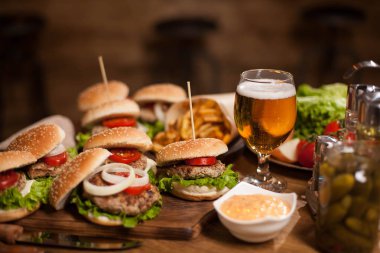 İyi mutlu saatler Burger Restoran ahşap bir masa üzerinde soğuk bira ile