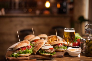 Farklı ahşap sivri ve sarımsak sosu ile mini humbers.