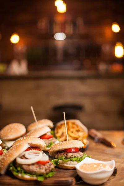 Nahaufnahme von Burgern mit Salat und Thekenbar im Hintergrund — Stockfoto