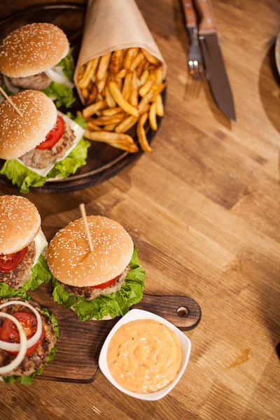 Draufsicht auf Burger mit Salat auf einem Holztisch — Stockfoto