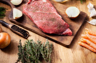 Tuz terbiye ve yetkin ızgara hazır çiğ biftek