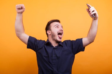 Heyecanlı genç adam kollarını yetiştirme