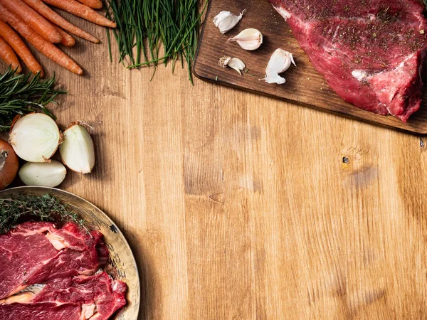 Couper une planche à découper avec un gros morceau de viande rouge dessus — Photo