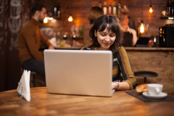 Бизнесмен размышляет о прекрасной идее перед своим ноутбуком в кофейне — стоковое фото