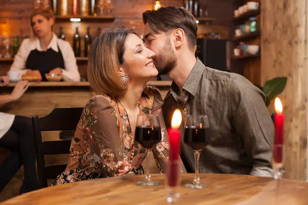 Romantisches Paar aus einem Vintage-Restaurant — Stockfoto