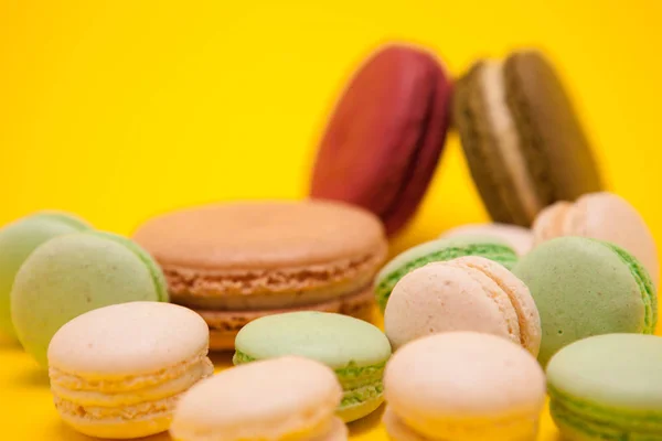Franse heerlijke bitterkoekjes dessert op gele achtergrond — Stockfoto