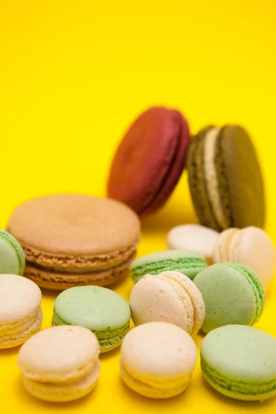 Lekker verschillende bitterkoekjes smaak op gele achtergrond — Stockfoto