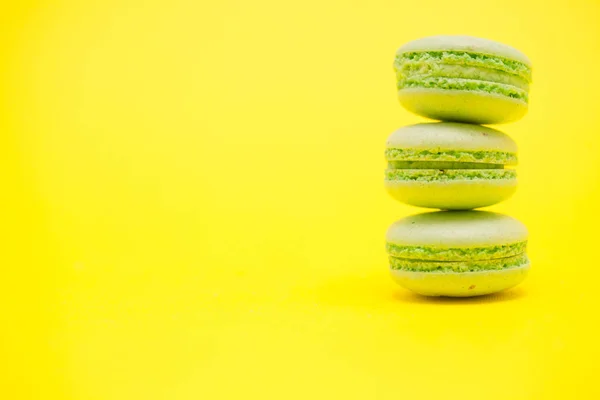 黄色の背景の上の緑のマカロンのおいしいスタック — ストック写真