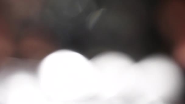 Lumière blanche sur fond sombre 